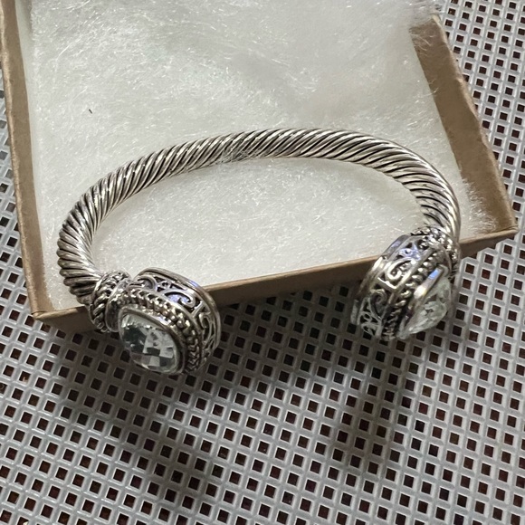 Beautiful silver tone bangle - Picture 7 of 7